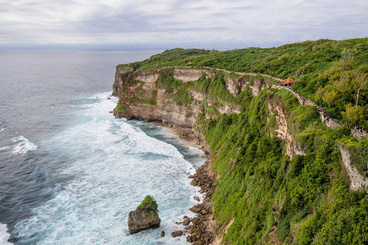 Турист на Балі вижив після падіння з 40-метрової скелі