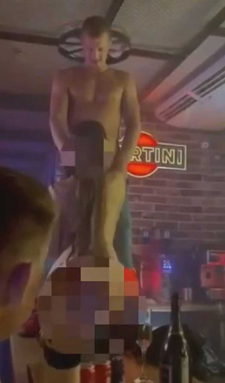 В ночном клубе Севастополя охранник занялся сексом с туристкой на барной стойке