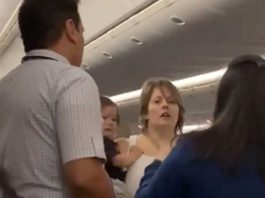 У США, пасажирка з дитиною довела стюардесу до госпіталізації