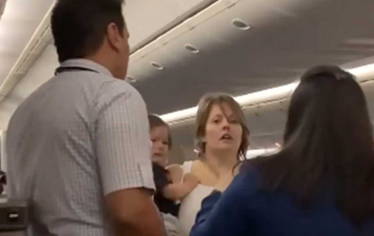 У США, пасажирка з дитиною довела стюардесу до госпіталізації