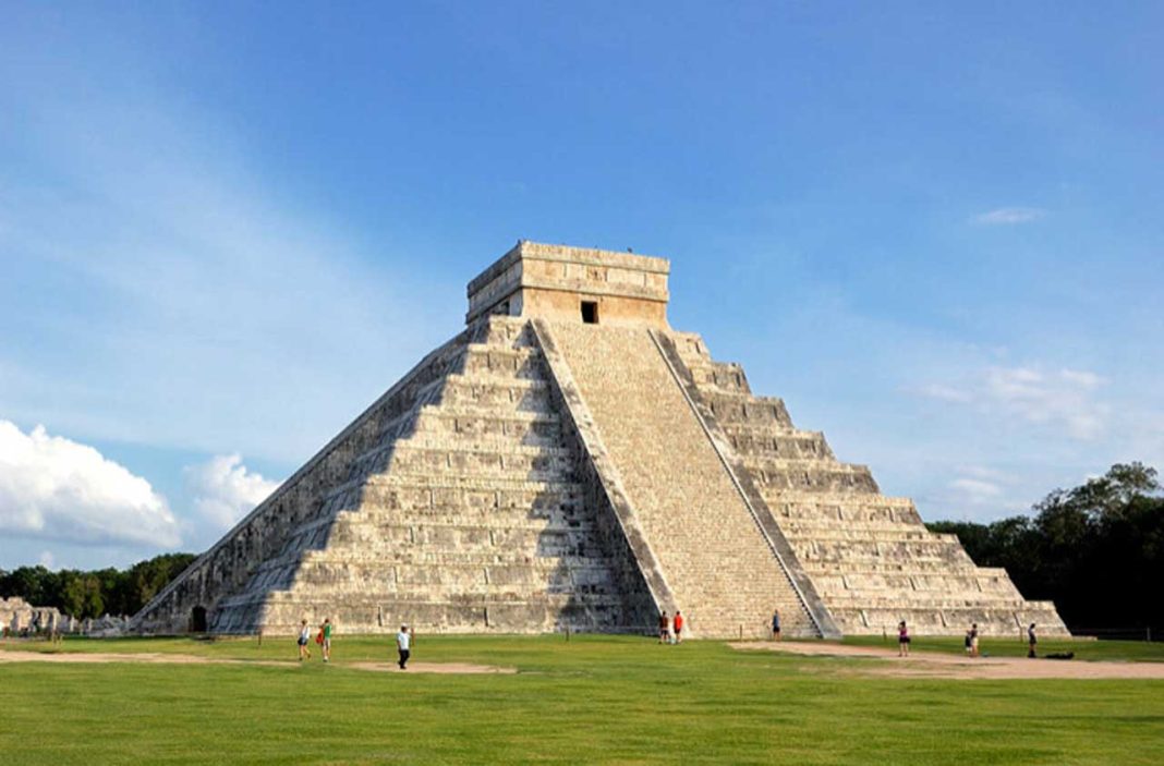 У Мексиці туристку побили за підйом на священну піраміду