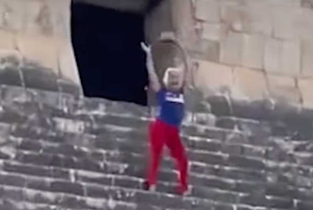 Туристку, що танцювала на піраміді Кукулькана в Мексиці, закидали пляшками