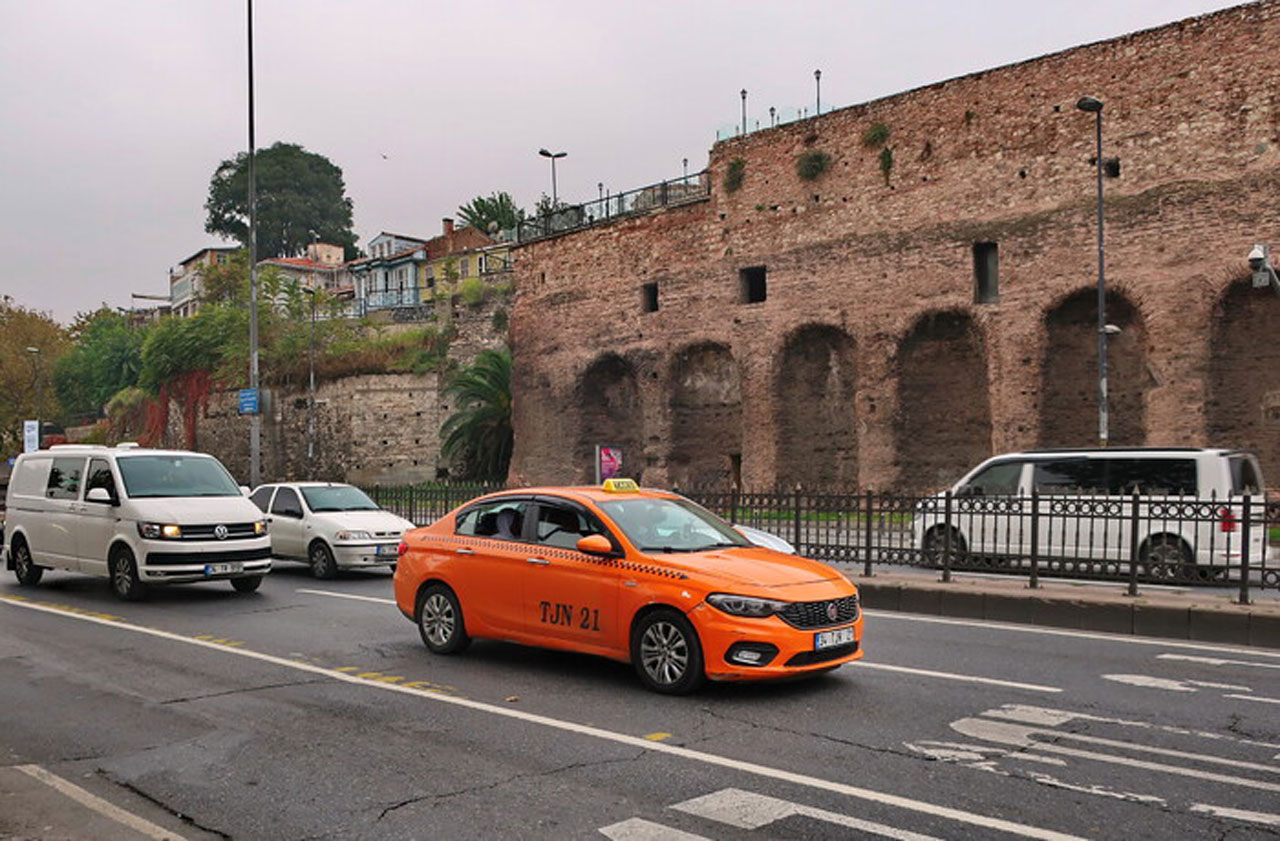 У Стамбулі таксист обдурив туристку і втратив ліцензію