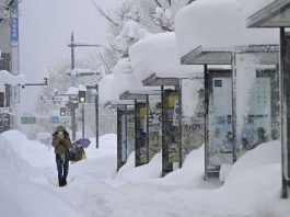Після рекордних снігопадів Японію накрило двометровими кучугурами.