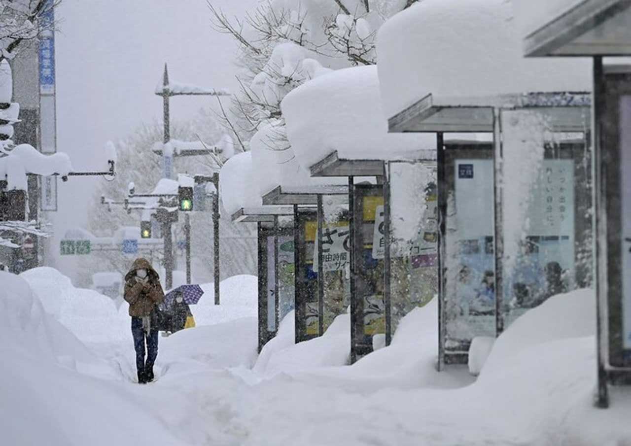 Після рекордних снігопадів Японію накрило двометровими кучугурами.