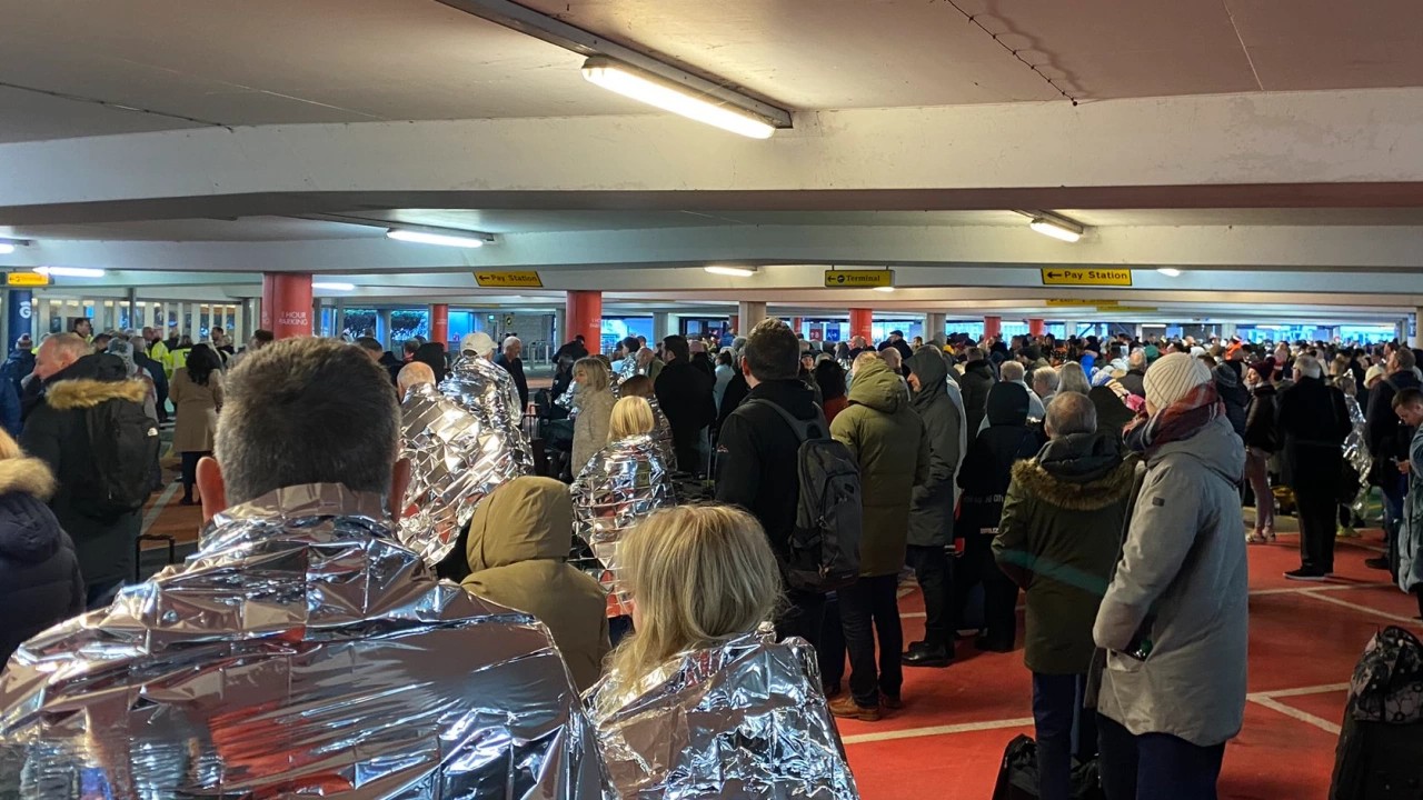 В аеропорту Глазго тисячі пасажирів евакуйовано через попередження про бомбу