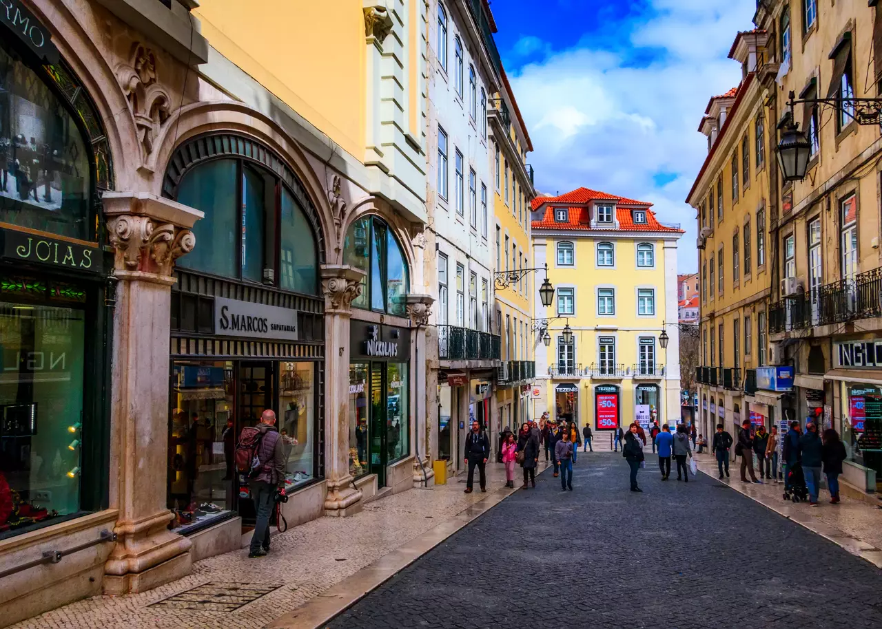 From the street with expensive boutiques to the largest outlet in Europe and the flea market: all about shopping in Portugal