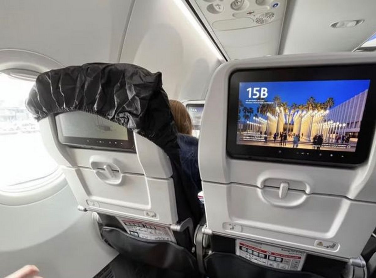 У Британії туристка натягла чорний пластиковий пакет на сидіння в літаку та викликала обурення