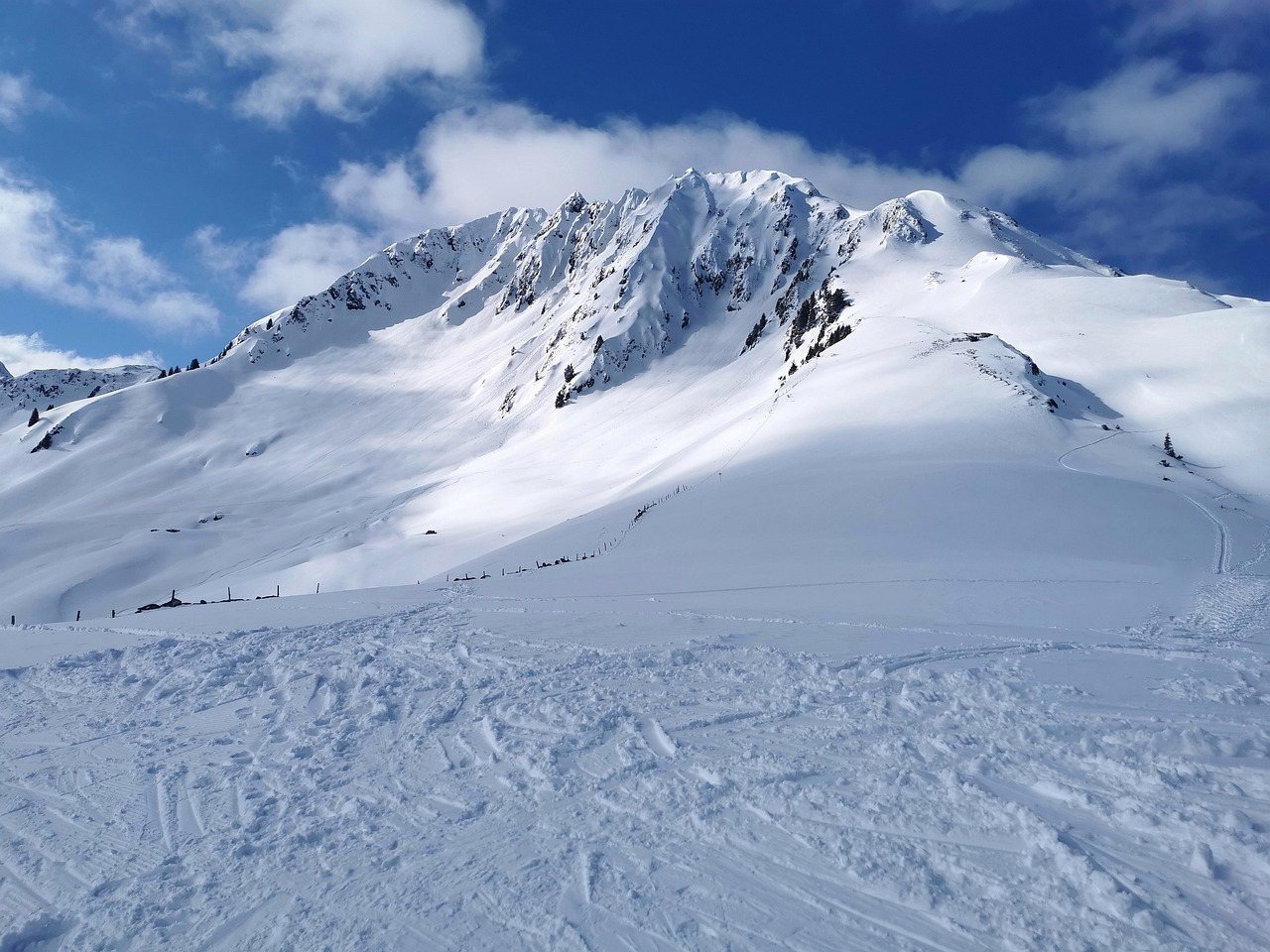 В Австрії снігова лавина накрила 10 гірськолижників