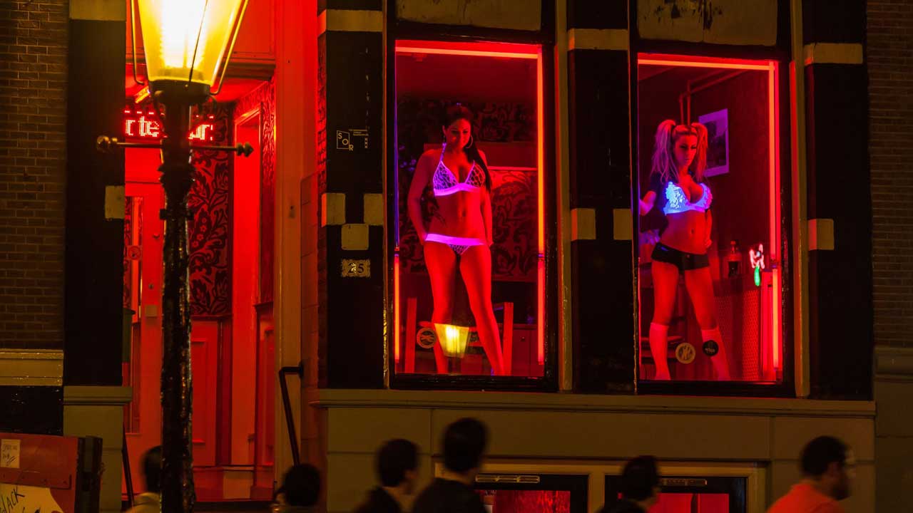 Вікна у кварталі червоних ліхтарів в Амстердамі можуть закрити від туристів