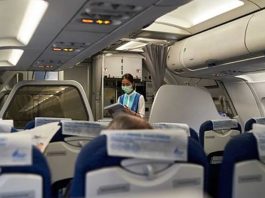 Пасажир літака EasyJet, напав на стюардесу і придушив її за прохання зайняти місце