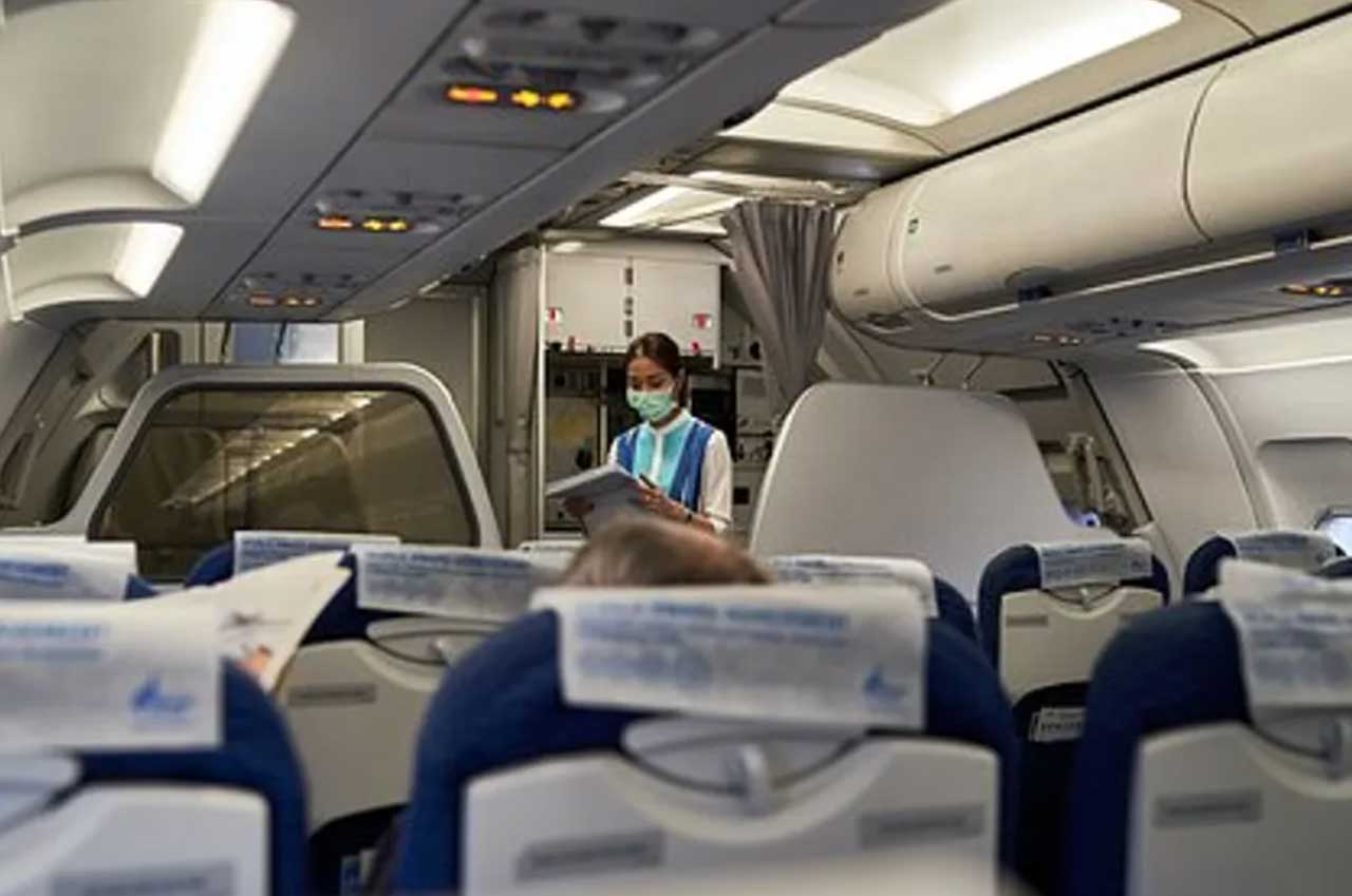 Пасажир літака EasyJet, напав на стюардесу і придушив її за прохання зайняти місце