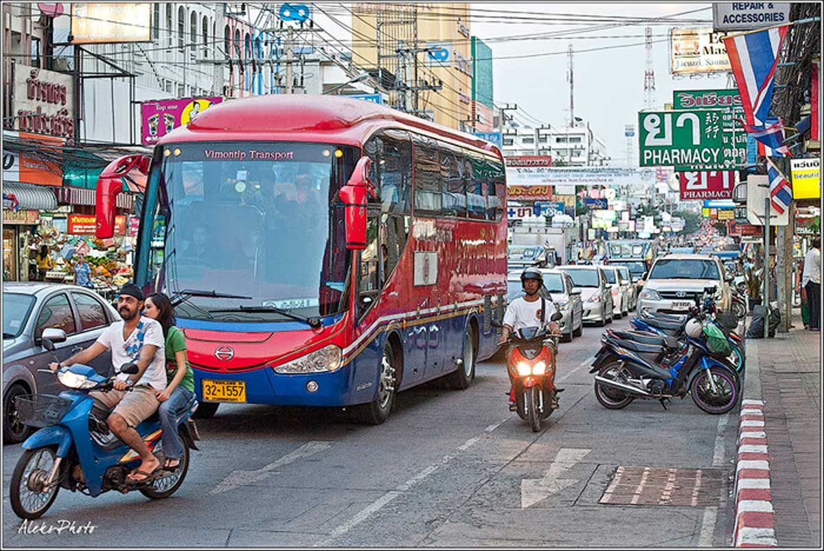 У Таїланді мототаксисти влаштували масову бійку через туристів