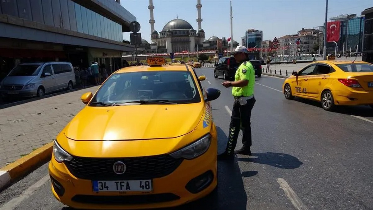 Турист у Туреччині забув телефон у таксі і був обурений, коли водій зажадав 100 доларів