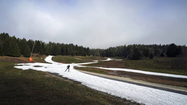 Ski resorts in Europe empty due to a lack of snow