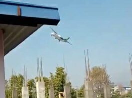 Момент падіння літака з російськими туристами у Непалі потрапили на відео