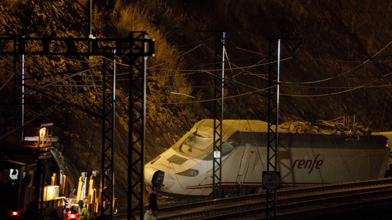 В Іспанії потяг зійшов з рейок, десятки постраждалих