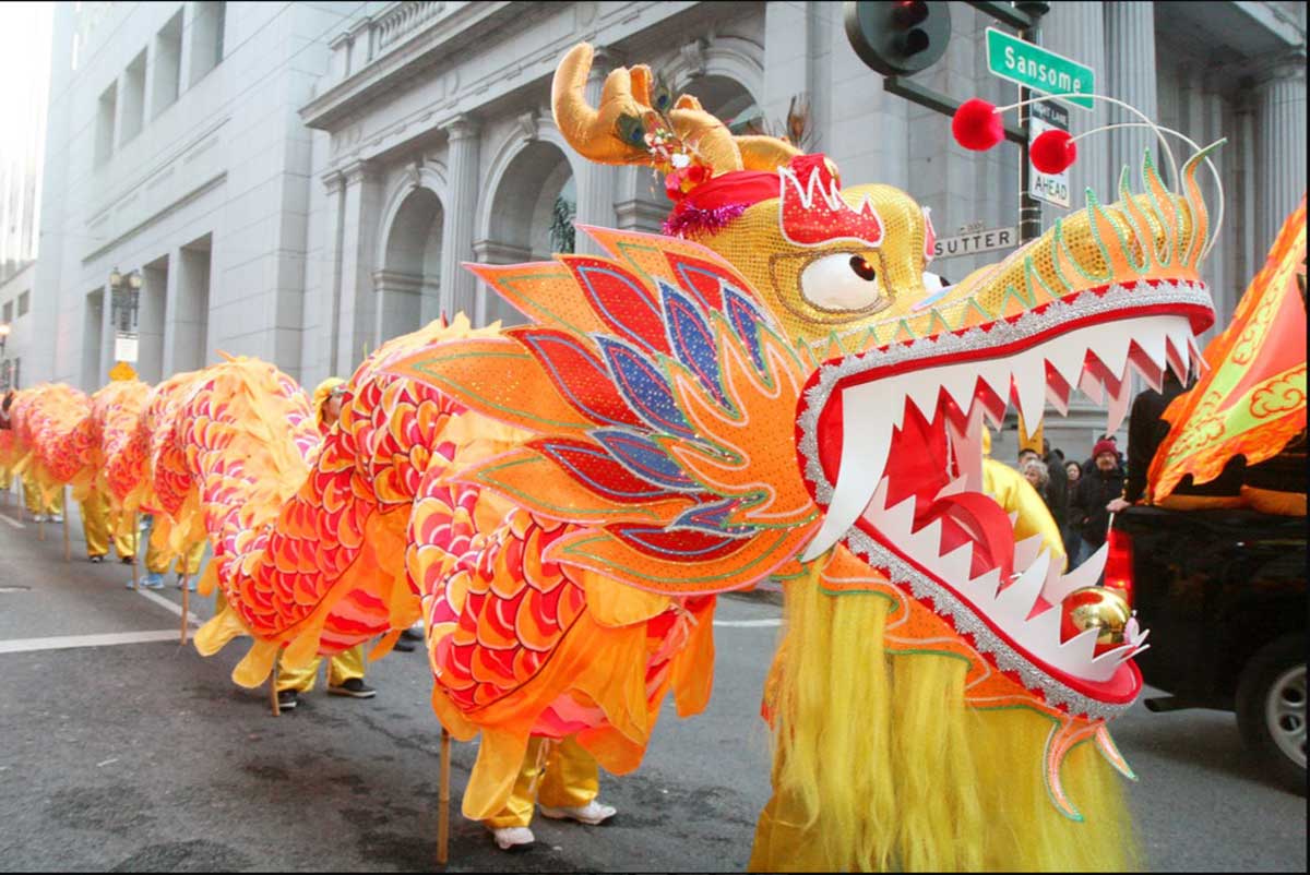 У Китаї напередодні Нового року проходить парад золотих драконів (ВІДЕО)