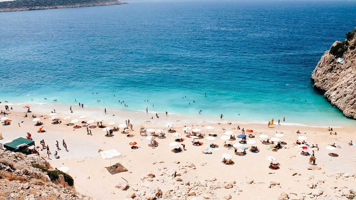 Туристи заповнили пляжі Анталії: На головному турецькому курорті встановилася аномально тепла погода