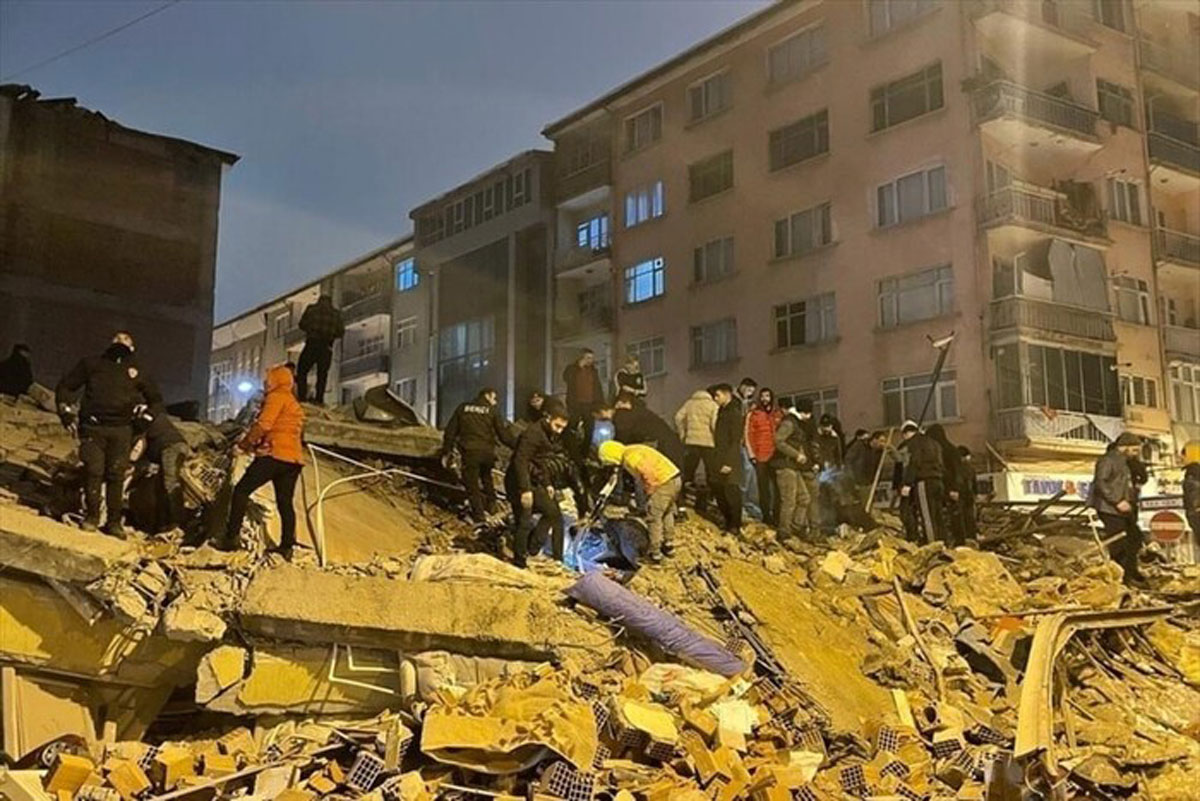 У Туреччині група гідів опинилася під уламками готелю, що обвалився після землетрусу