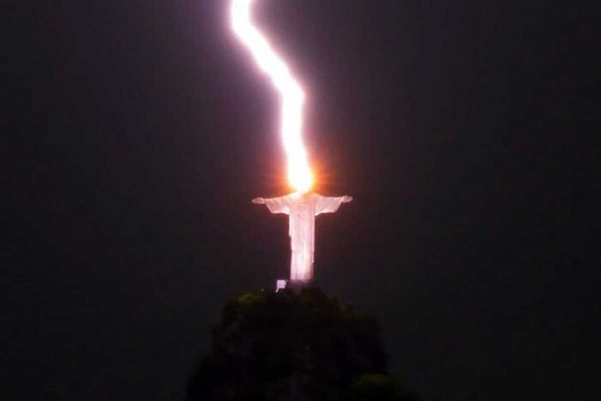 У статую Ісуса Христа в Ріо-де-Жанейро вдарила блискавка