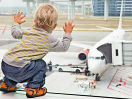 Пара туристів залишила немовля в аеропорту, не бажаючи платити за квиток для нього