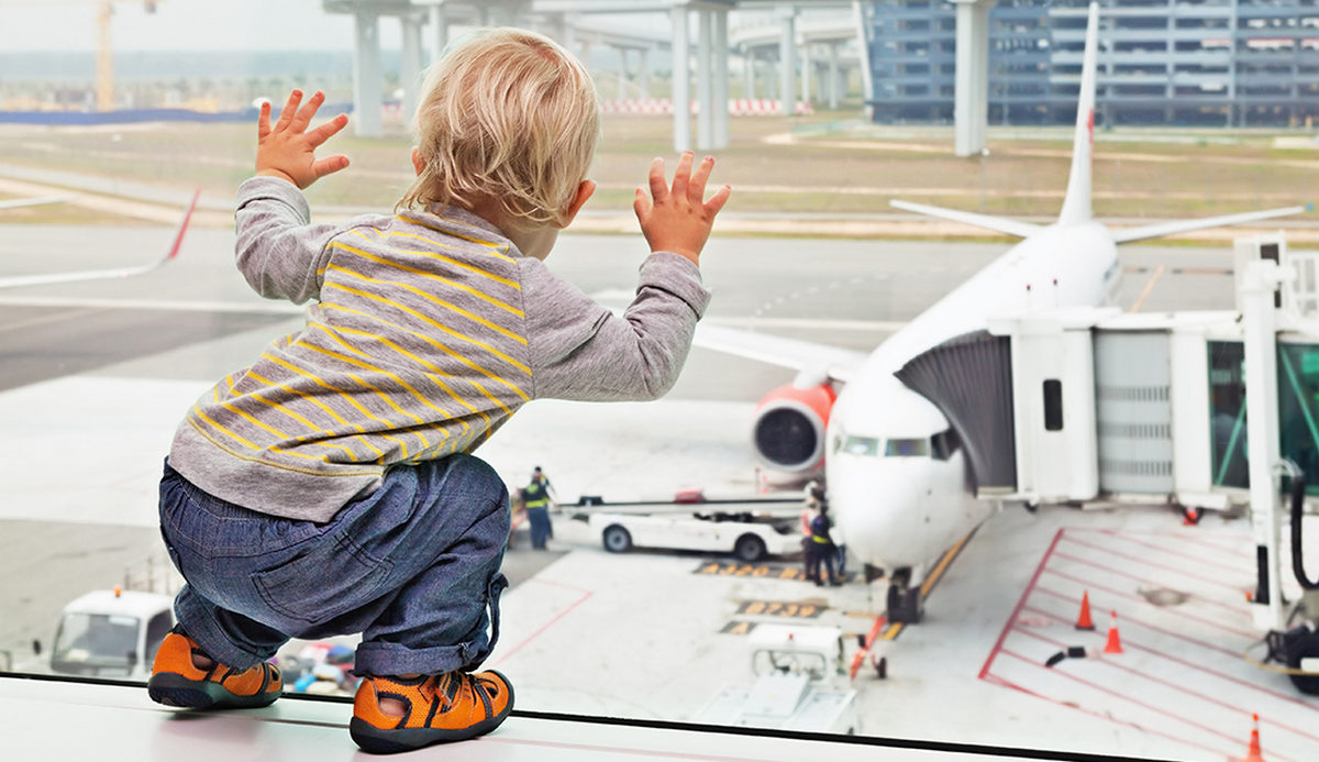 Пара туристів залишила немовля в аеропорту, не бажаючи платити за квиток для нього