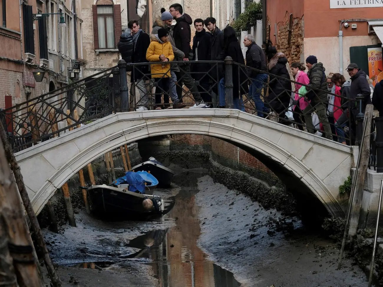 Пересохлі канали і нестерпний сморід: що відбувається у Венеції