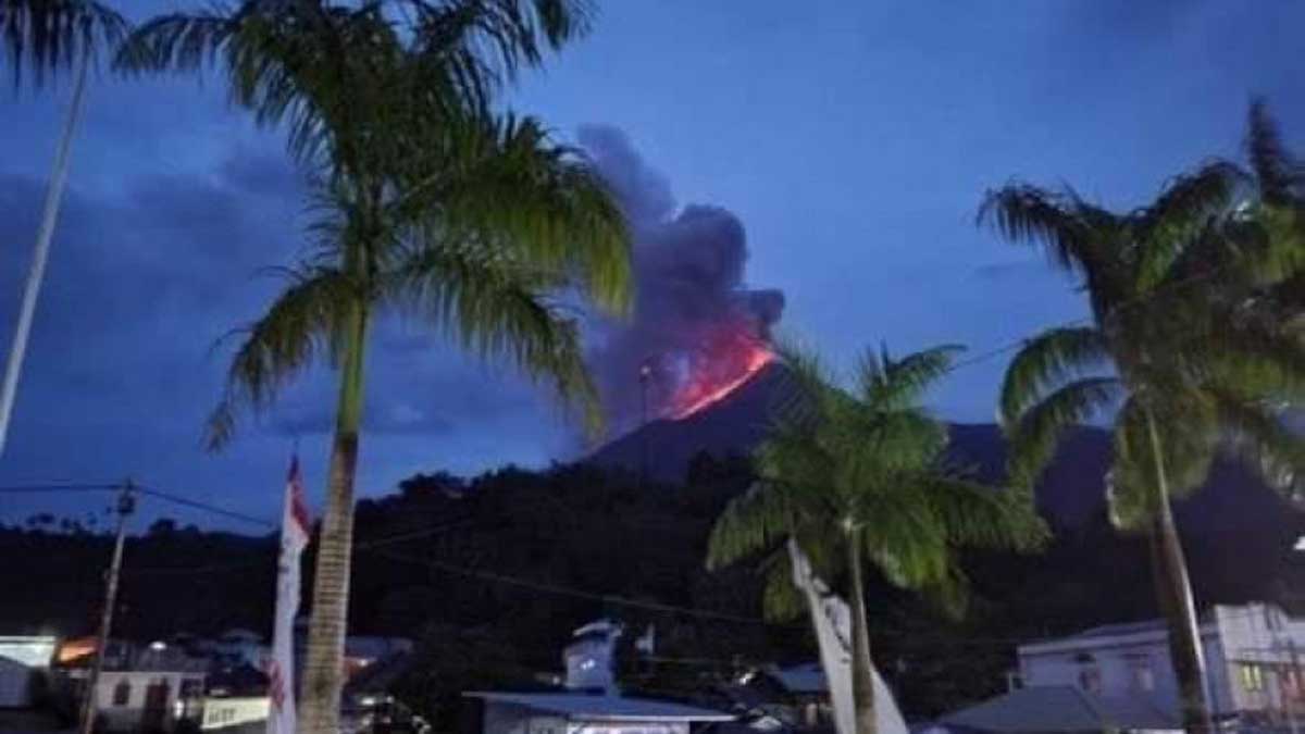 Жителів одного з індонезійських островів почали евакуювати через виверження вулкана