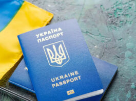 Українці, які проживають в Польщі, мають можливість оформити закордонний паспорт та обміняти водійське посвідчення