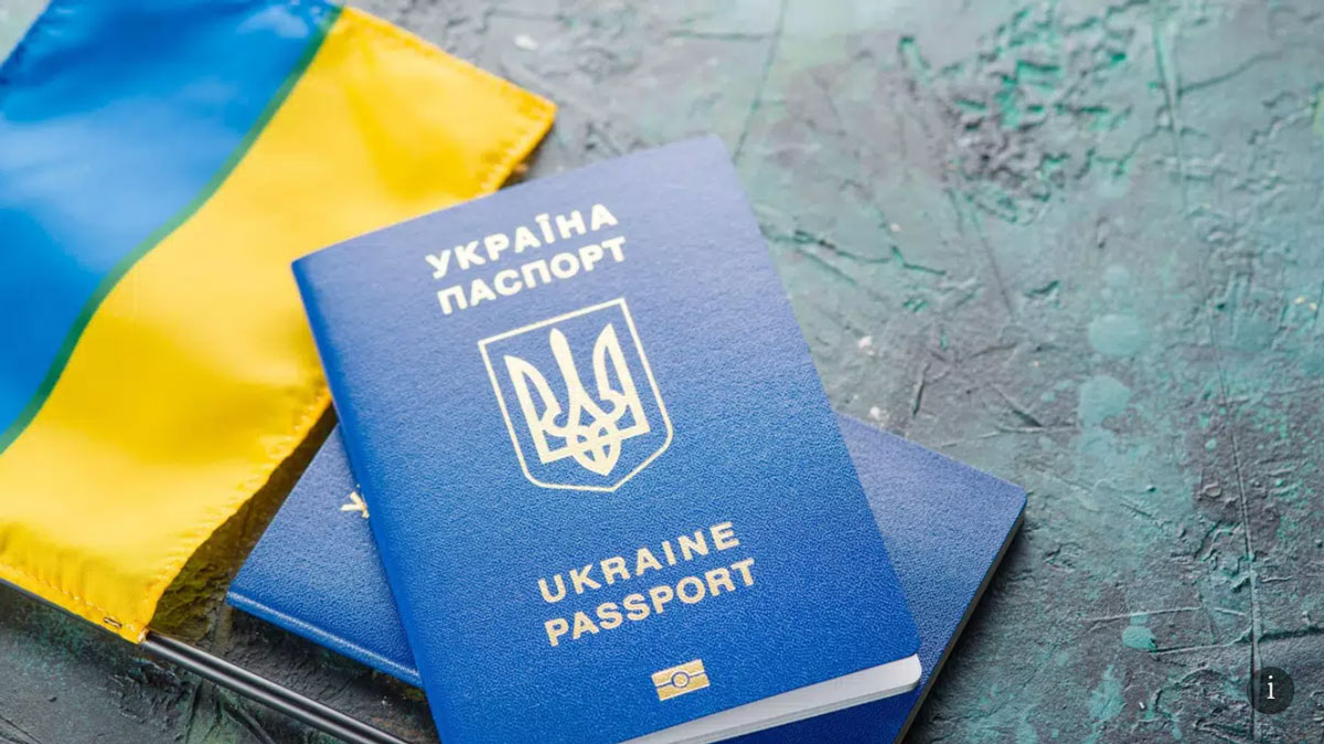 Українці, які проживають в Польщі, мають можливість оформити закордонний паспорт та обміняти водійське посвідчення