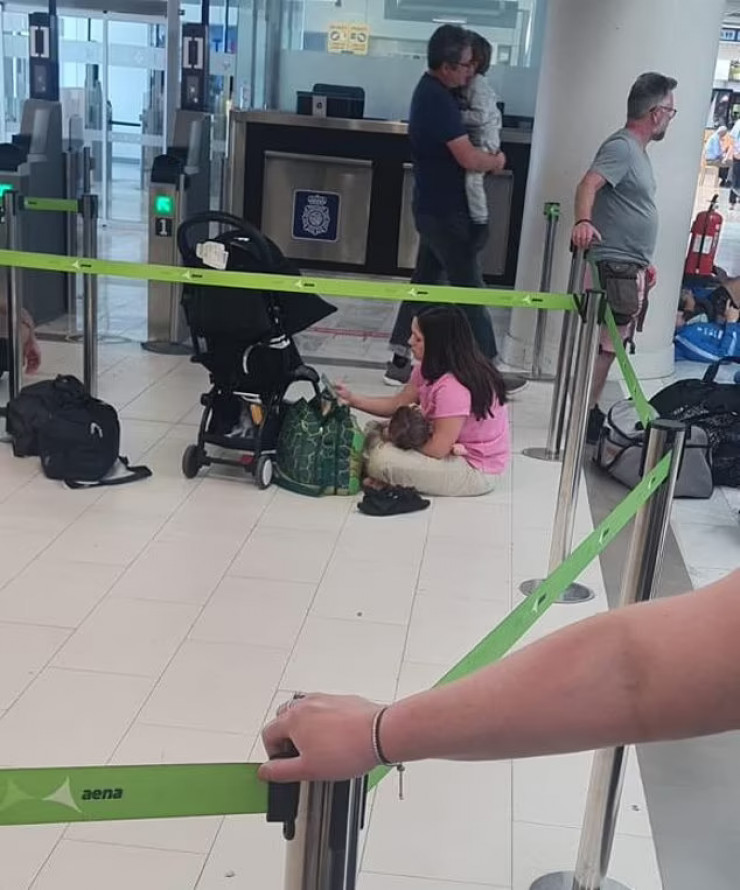 Dropped for 20 hours: In Spain, hundreds of tourists slept on the floor and the luggage belt while waiting for their flight