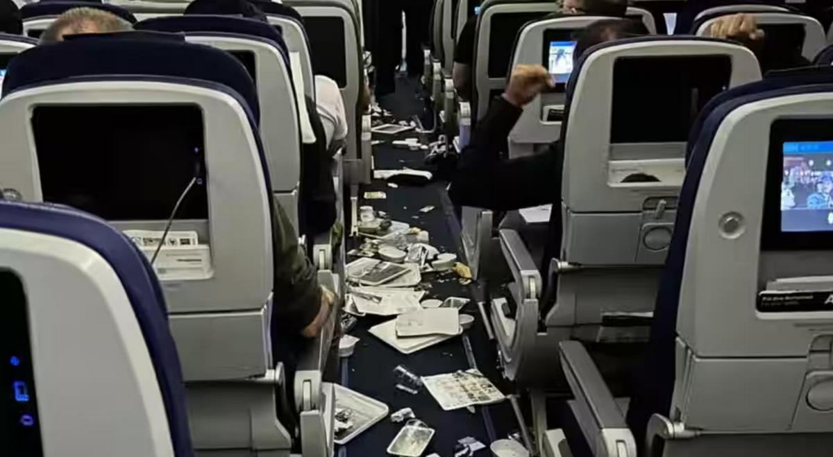 Туристи шоковані: їжа та речі розлетілися салоном літака, а екіпаж наказав стерти всі фото з телефонів