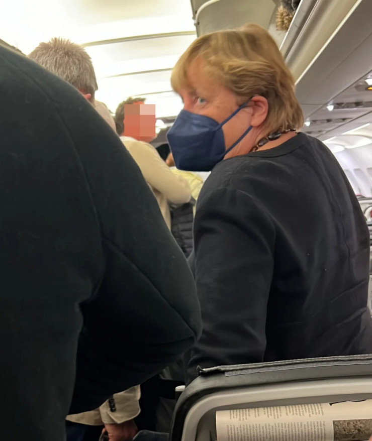 Їла бутерброди: Ангелу Меркель помітили на звичайному рейсі в економ-класі