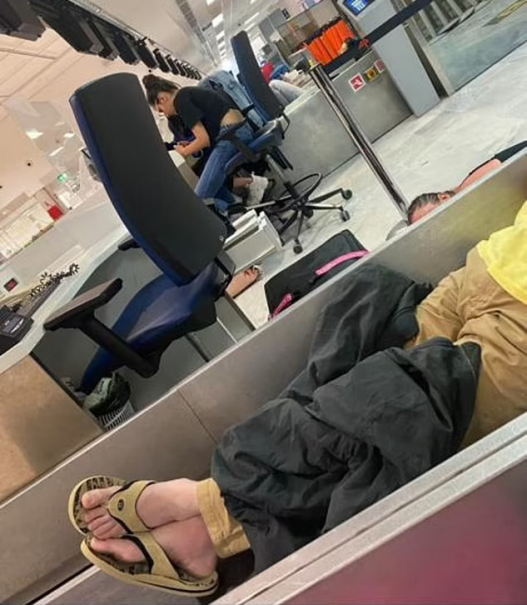 Dropped for 20 hours: In Spain, hundreds of tourists slept on the floor and the luggage belt while waiting for their flight