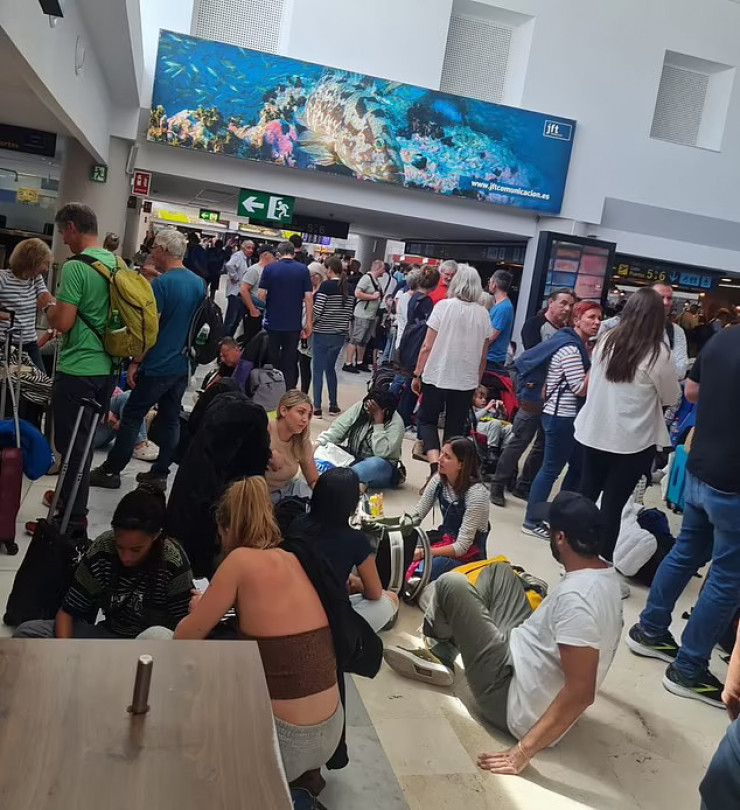 Dropped for 20 hours: In Spain, hundreds of tourists slept on the floor and the luggage belt while waiting for their flight