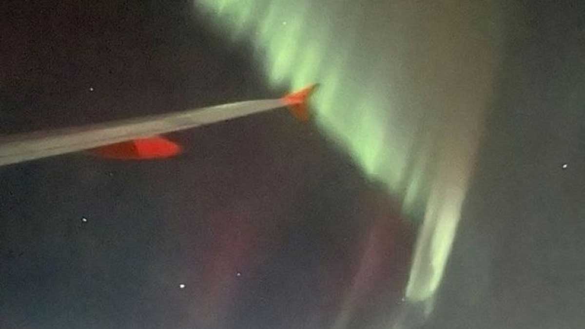 В Ісландії пілоти розвернули літак, щоб пасажири побачили північне сяйво
