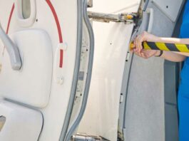 Пасажир напав на стюардесу і намагався відчинити двері літака