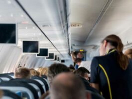 Вбитий горем пасажир покурив у туалеті і побився зі стюардесою