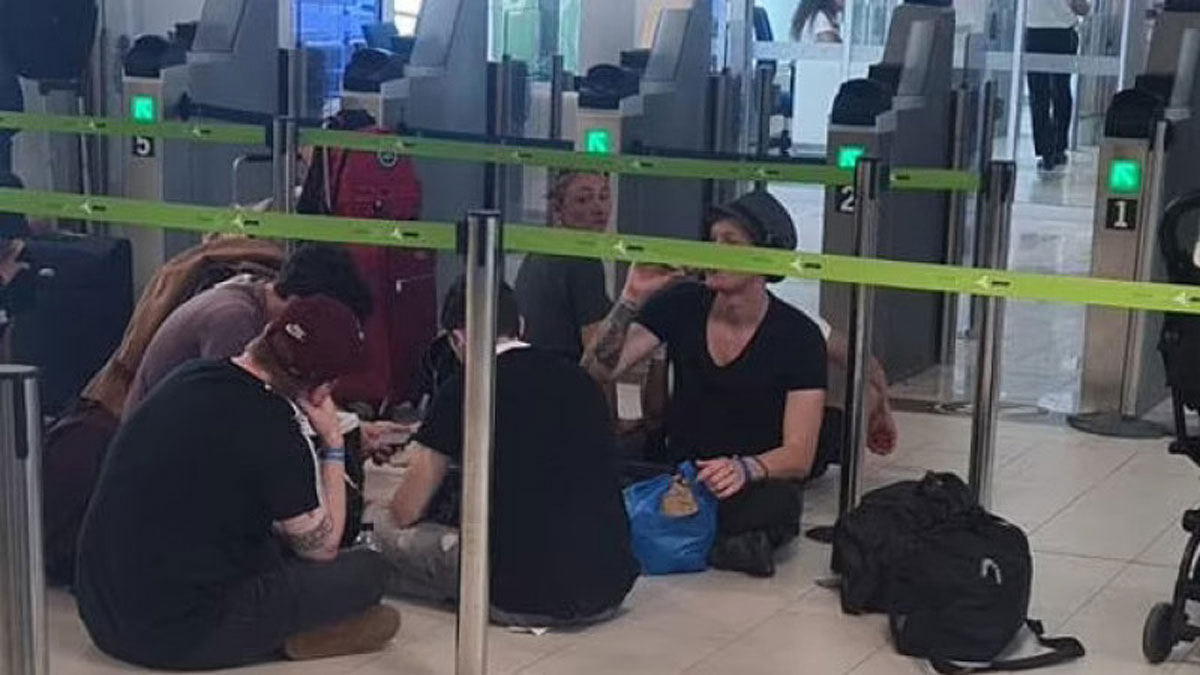 Кинули на 20 годин: В Іспанії сотні туристів спали на підлозі та стрічці для багажу в очікуванні свого рейсу