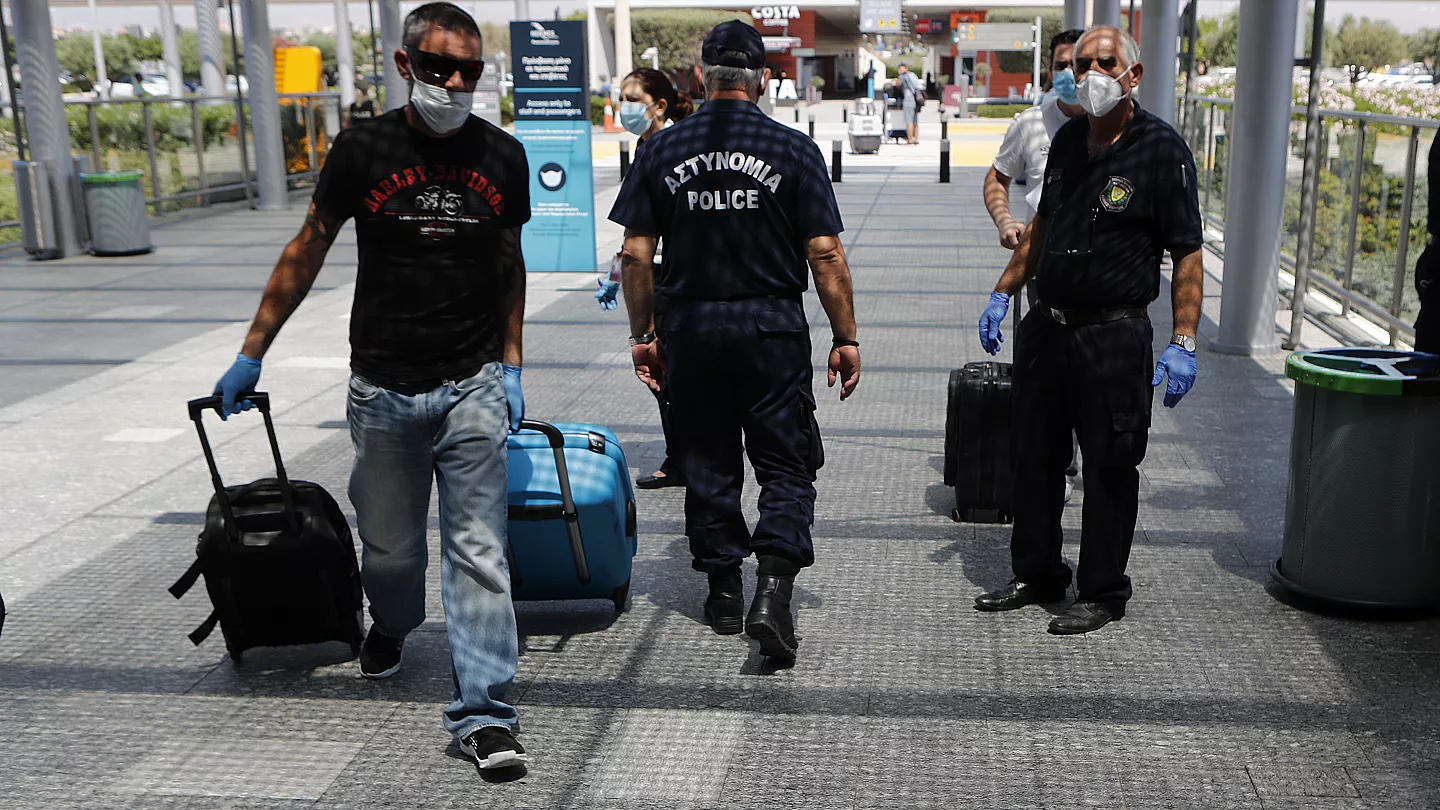 На Кіпрі вводять величезні штрафи для туристів, а деяких садитимуть за ґрати