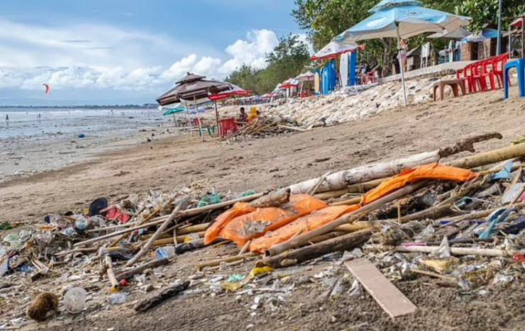 Bottles, bags, and tractors: Tourists drown another popular beach in garbage