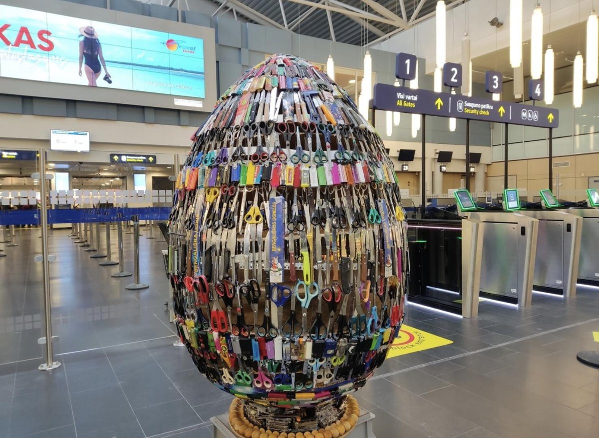 У Вільнюському аеропорту туристи можуть побачити пасхальне яйце прикрашене речами, які не можна перевозити в ручну поклажу