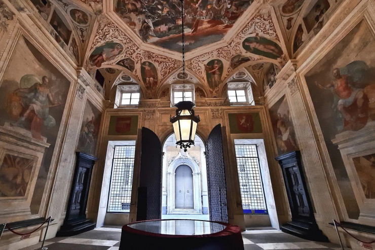 In Italy, tourists began to offer an apartment in an unusual palace