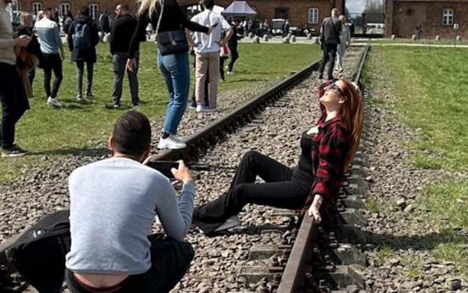 The photo of a tourist against the background of Auschwitz caused a storm of indignation