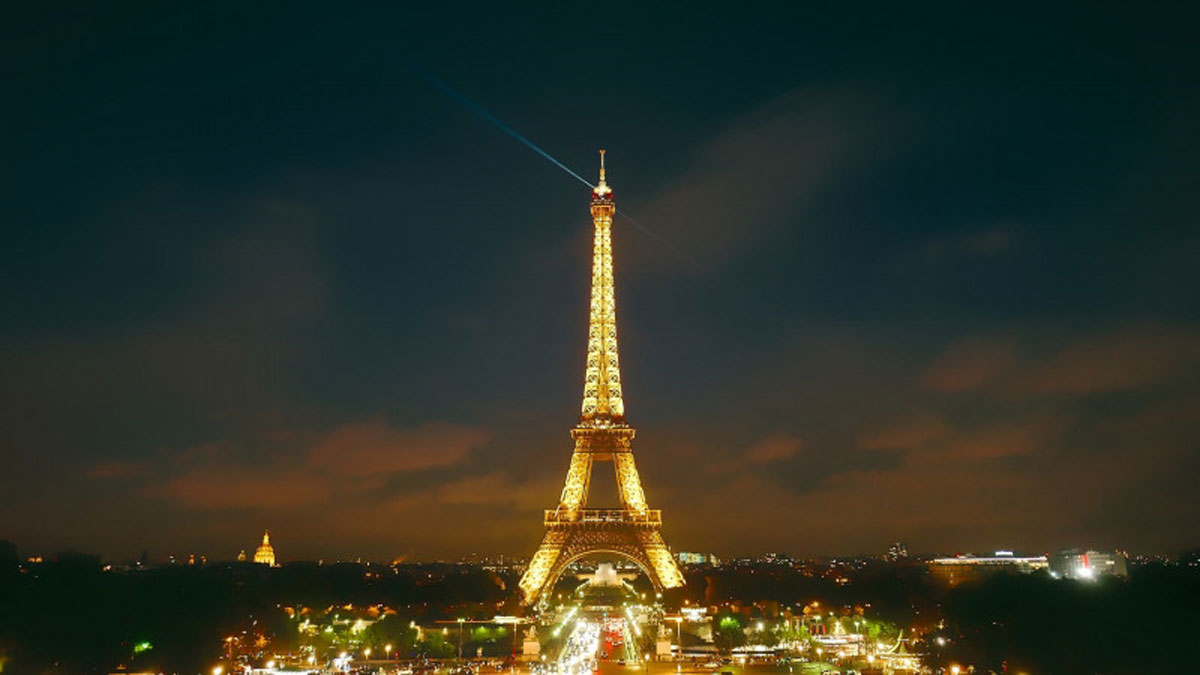 Чому Ейфелеву вежу не можна фотографувати вночі