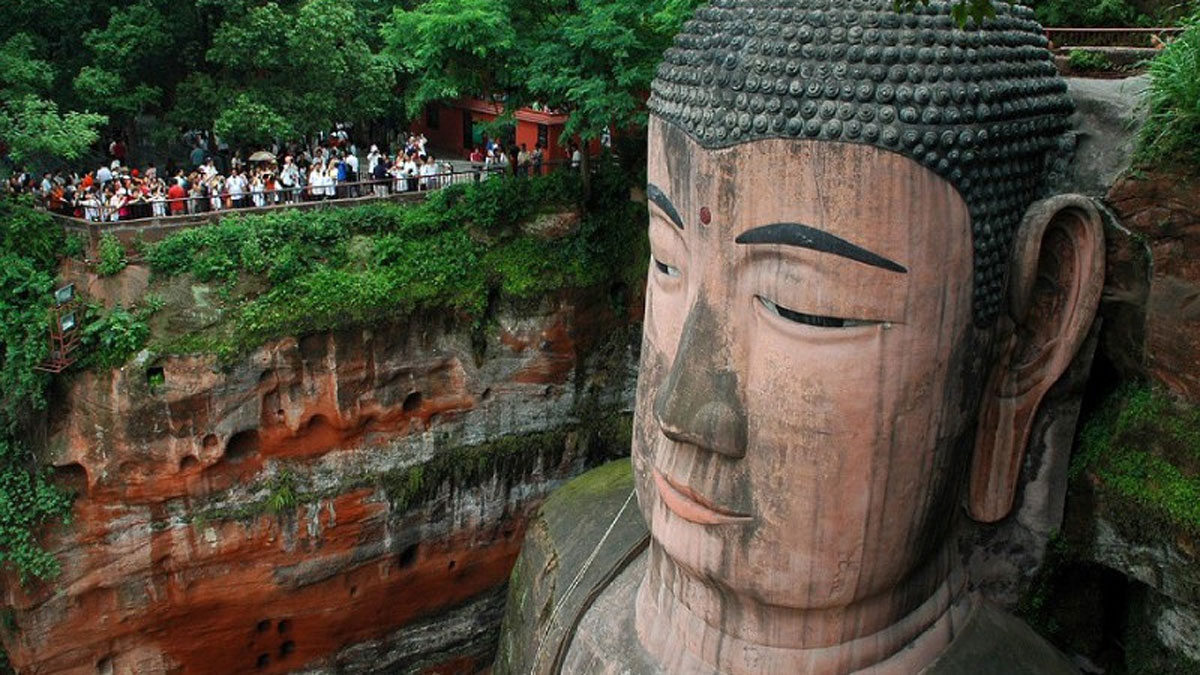 Медитувала на голові статуї тисячолітнього Будди: Вчинок туристки в Китаї викликав обурення