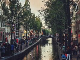 Остання затяжка у центрі Амстердама: закуриш марихуану в районі „червоних ліхтарів“ - заплатиш 100 євро