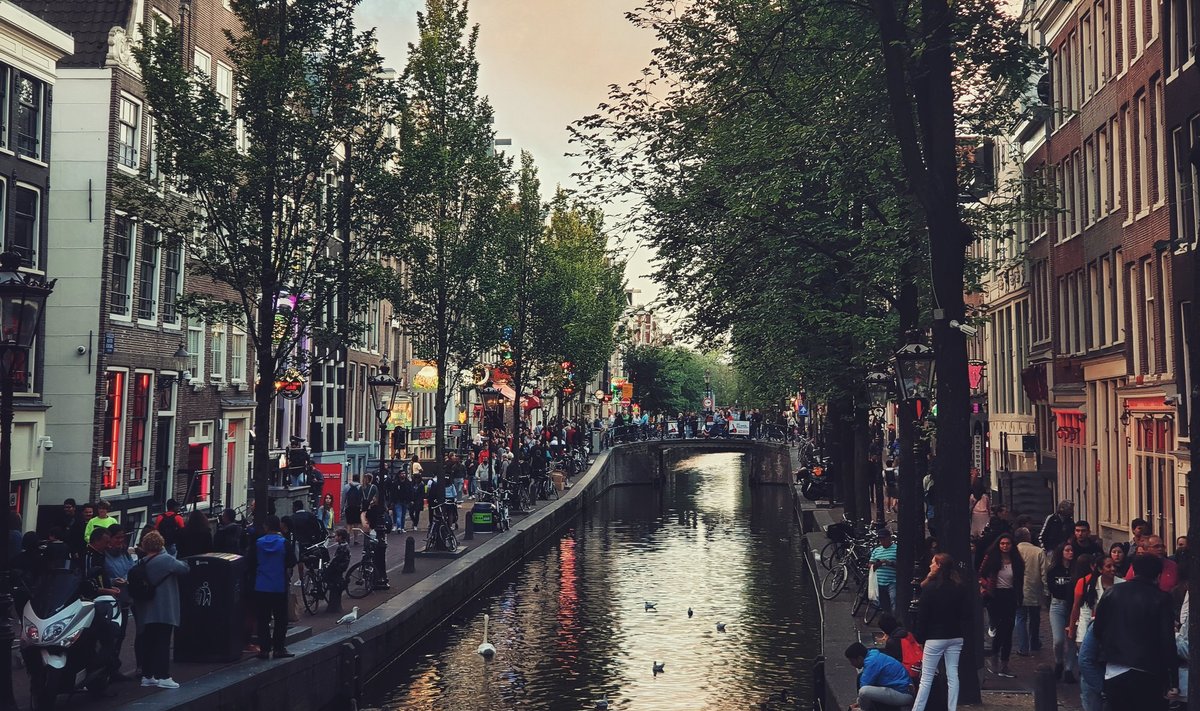 Остання затяжка у центрі Амстердама: закуриш марихуану в районі „червоних ліхтарів“ - заплатиш 100 євро