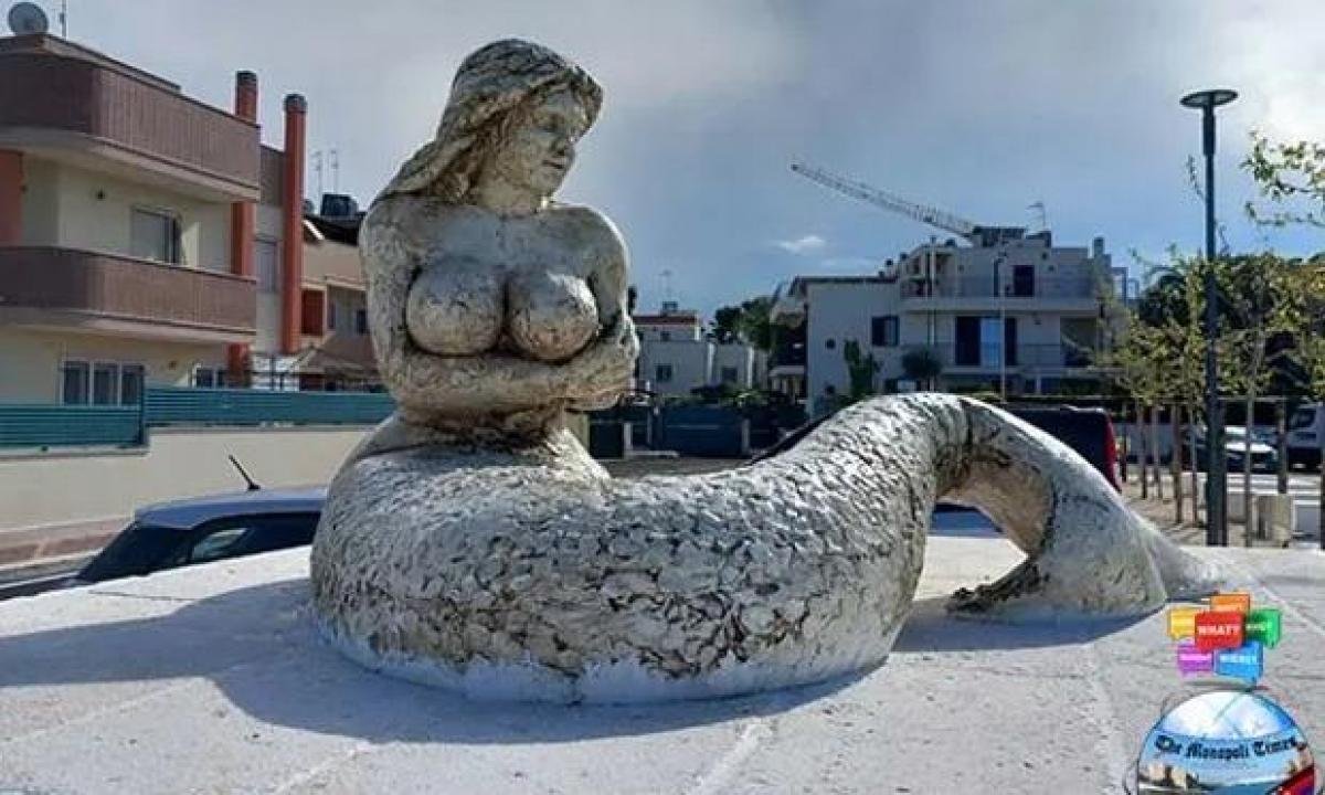 The mermaid statue in the "too provocative" interpretation caused a stir in the south of Italy